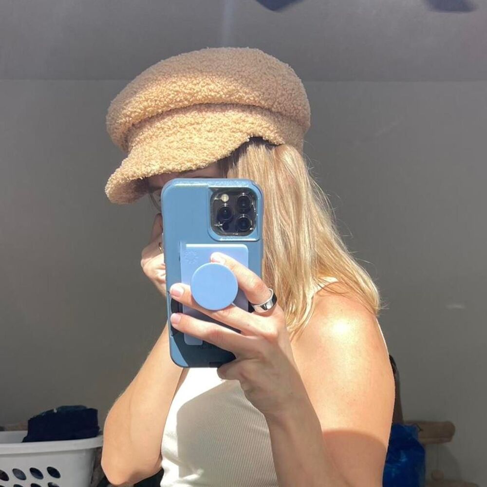 Y2K Tan + brown Sherpa newsboy hat.